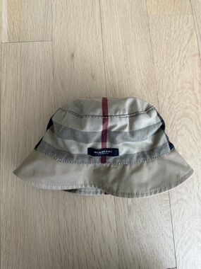 Vintage Burberry bucket hat!!